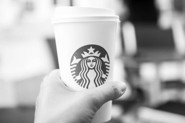 Uzun boylu bir Starbucks kahve starbucks kafede