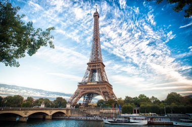 Eyfel Kulesi Paris, Fransa'da gün batımında. Romantik seyahat arka plan.