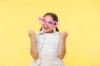 Mutlu çocuk giyim kalp sarı zemin üzerine gözlük şeklinde. Küçük kız gülümseme moda aksesuar. Funky tarzı güzellik. Sevgililer günü. Hayat sıkıcı giysiler giymek çok kısadır