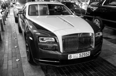 Dubai Alışveriş Merkezi'nin yanında lüks araç Rolls Royce Wraith. Rolls Royce ünlü pahalı lüks otomobil markası arabadır