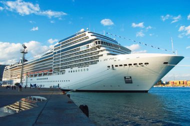 Cruise gemi liman. MSC Poesia cruise gemi doched Antalia bağlantı noktası.