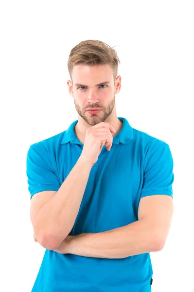 Hipster con eleganti capelli biondi isolati su sfondo bianco. Uomo premuroso in t-shirt blu, idea concept. Macho con tre giorni di barba sul mento. Modello con corpo muscoloso e look sexy — Foto Stock