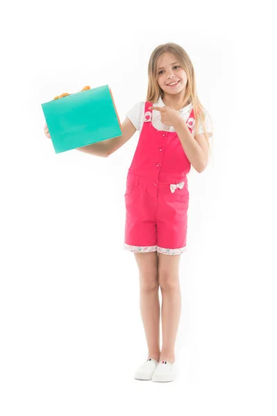 Get smart z kuponów. Ładny nastolatek dziewczyna nosi torby na zakupy. Dzieciak kupił Odzież Letnia Wyprzedaż. Korzyści związane z programem lojalnościowym. Programy lojalnościowe pozostają niezwykle popularne wśród konsumentów. Zakupy zniżki — Zdjęcie stockowe