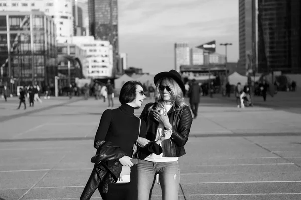 Glada tjejer går i affärsdistriktet La Defense, Paris — Stockfoto