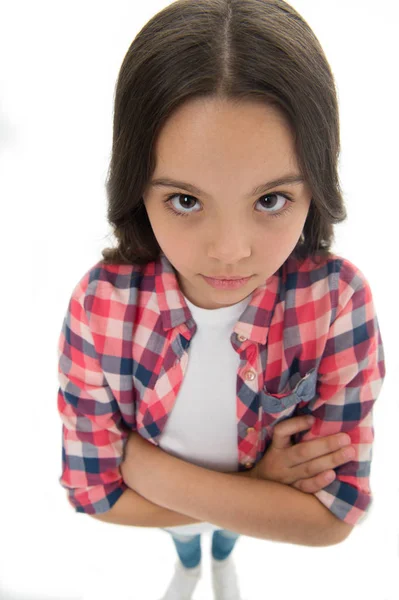 O miúdo mantém os braços cruzados, isolados no branco. Menina com rosto adorável, vista superior. Cuidado com a pele. Criança bonito com aparência casual. Fazê-lo com moda ou não em tudo — Fotografia de Stock