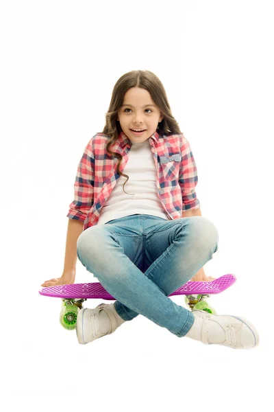 Assieds-toi. La gamine détendue est assise sur un penny board. Apprendre à monter penny board. Un passe-temps adolescent moderne. Fille visage heureux assis sur le tableau penny fond blanc. Initialement conçu comme skateboard pour filles — Photo