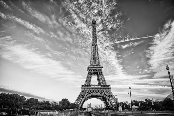 Torre Eiffel a Parigi nella bellissima serata autunnale — Foto Stock