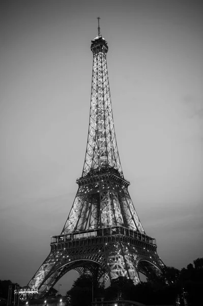 Verlichting van de Eiffeltoren in Parijs — Stockfoto