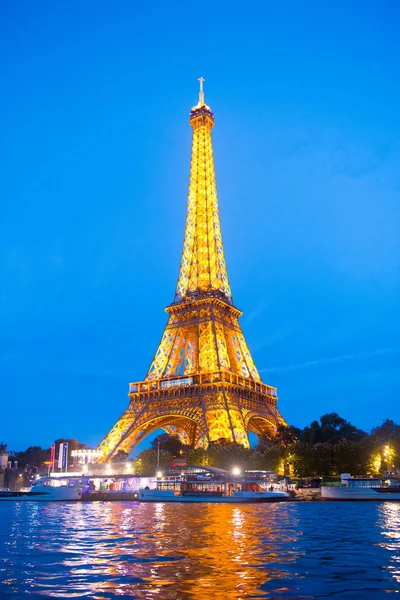 De toren van Eiffel in Parijs. Eiffeltoren is een symbool van liefde en Parijs. Romantische leven achtergrond — Stockfoto