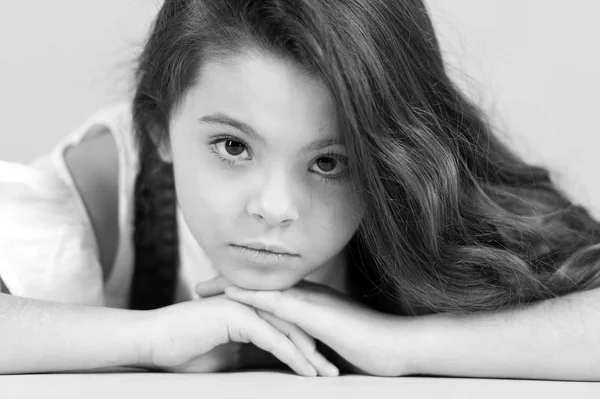 Menina com longa pose de cabelo morena . — Fotografia de Stock