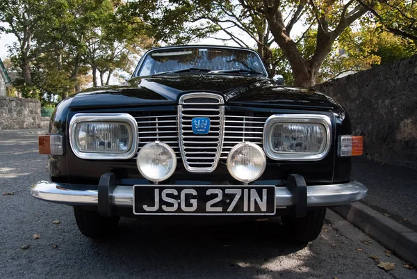 Steòrnabhagh, Verenigd Koninkrijk - 19 maart 2010: saab auto geparkeerd op straat. Dit is een goede keuze. Retro auto op asfaltweg onder de groene bomen. Vervoer en transport. Wanderlust en reizen — Stockfoto