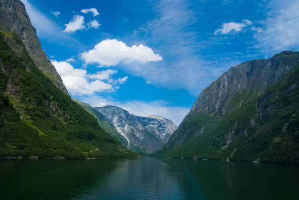 Fjord à Homersfag, Royaume-Uni. Mer et montagnes sur ciel bleu nuageux. Vacances d'été. Découvrez la nature sauvage. Wanderlust et concept de voyage — Photo