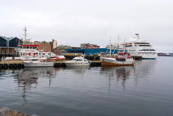 Hammerfest, Noruega - 21 de enero de 2010: barcos y embarcaciones en muelle sobre cielo gris. Transporte y transporte por agua. Viajando por mar. Wanderlust y vacaciones — Foto de Stock