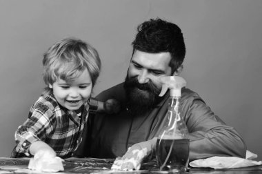 Temizlik kavramı. Sakal ve çocuk masasında kareli gömlekli adam