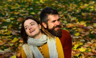 Romantizm ve güneşli Sonbahar ruh kavramı. Kız ve sakallı adam