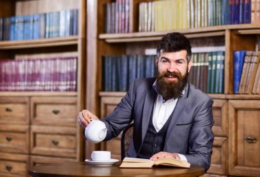 Çekici adam kütüphanede üzerinde