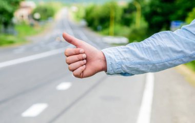 Otostop en popüler başparmak yukarıya için yoludur. Jest deneyin dur araba yol arka plan el başparmak. Otostop başparmak veya el jest. Yerel olarak araba durdurmak için kullanılan doğru hareketleri bildiğinizden emin olun