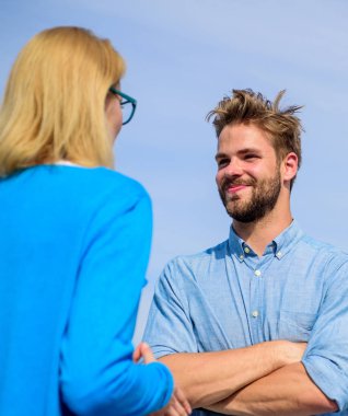 Arkadaşlar birbirlerini görmek çok güzel. Yüz yüze görüşme kavramı avantajları. Çift mutlu tartışırken komik konu. Çift konuşurken eğleniyor. Eğlenceli konuşma ruh hali daha iyi yapar