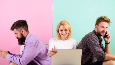 Mobil Gadget dizüstü bilgisayar ile şirket arkadaşlar. Modern teknoloji. Erkek ve kadın cihazlar tarafından yerine gerçek konuşma ağ. Gadget'ı bağımlılığı. Modern toplum internet olmadan hayat düşünemiyorum