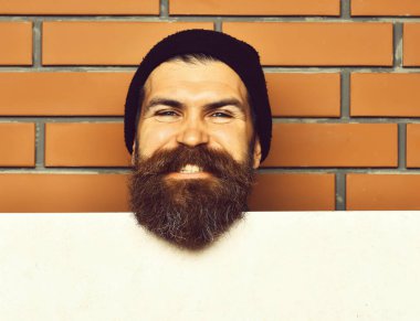 Beyaz kağıt çarşaflı vahşi beyaz hippi sakallı.