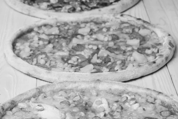 Conjunto de pizza diferente para menu. Pizza italiana e conceito de pizzaria. pizza havaiana com carne, milho , — Fotografia de Stock