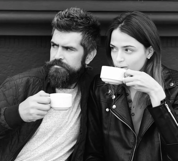 Casal apaixonado bebe café expresso durante a pausa para o café. Bebida quente e namoro. Menina e barbudo cara ter café — Fotografia de Stock