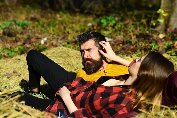 Menina e cara barbudo ou amantes felizes em um encontro — Fotografia de Stock