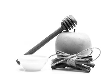 Meyve, bağlı tarçın, bal ve tahta kaşık kümesi. Elma, tarçın ve bal beyaz arka plan üzerinde izole.