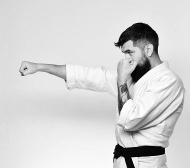 Aikido ustası kara kuşak uygulamalar savunma duruşu ile.