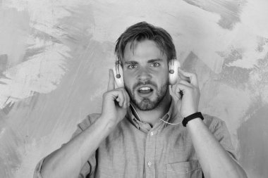 Müzikal yaşam tarzı. Neşeli genç DJ kulaklıkla şarkı dinliyor..