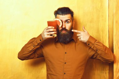 Elinde tropikal alkolik taze kokteyl tutan Kafkas hippisi.