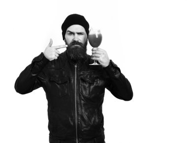 Kafkasyalı vahşi hippi elinde alkollü içecek ya da taze kokteyl tutuyor.