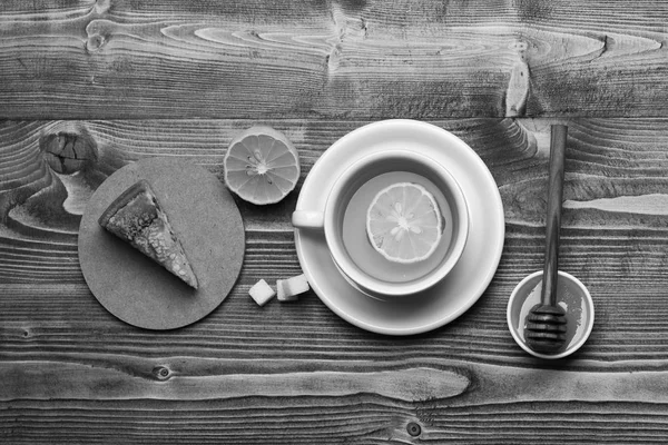 Xícara de chá com mel e pedaço de bolo fazendo composição aconchegante, vista superior. Conceito de hora do chá inglês. Xícara de chá verde com laranja — Fotografia de Stock