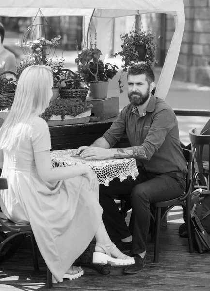 Aşık çift kafe açık, kentsel arka planda otur. Tarih ve aşk kavramı. Yüz ve sakal gülümseyen adam — Stok fotoğraf