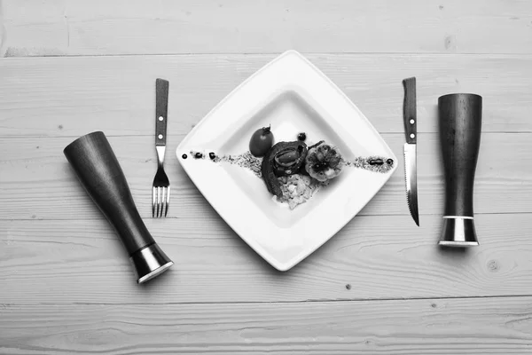 Plat avec présentation moderne sur plaque carrée. Table servie pour une personne au restaurant ou au café. Cuisine traditionnelle — Photo