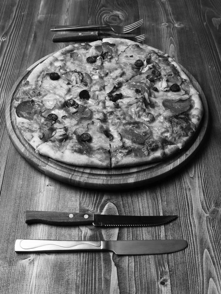나무 배경, 치즈와 베이컨 피자 닫습니다. 포크와 나이프 이탈리아 요리입니다. 레스토랑에서 테이블 제공 — 스톡 사진