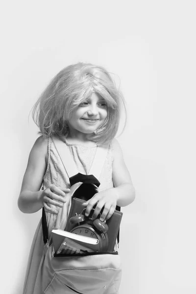 Menina com peruca em vestido rosa com mochila. De volta à escola e conceito de aprendizagem. Aluno com cara feliz — Fotografia de Stock