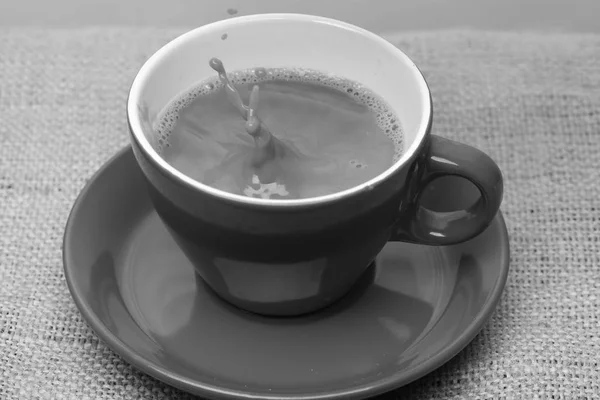 Koffie concept. Vers gebrouwen koffie gegoten in de beker met spatten en bubbels. — Stockfoto
