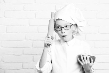 Şaşırmış çocuk sevimli aşçı şefi.