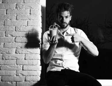 Yakışıklı, sakallı, maço, seksi adam.