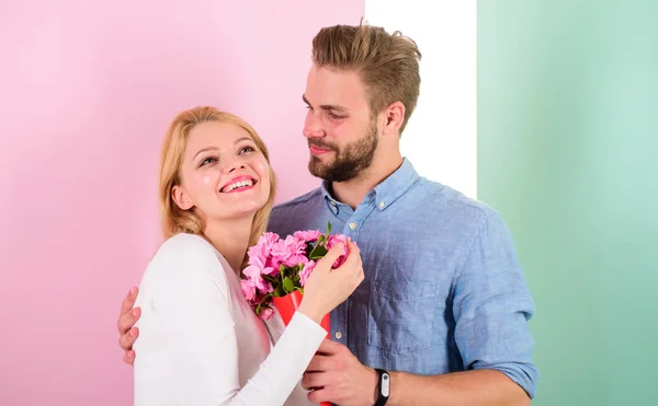 Lika Vackra Som Mannen Som Ger Vacker Blomma Till Härlig — Stockfoto