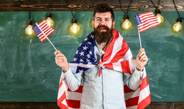 Patriottische Opvoeding Concept Amerikaanse Leraar Golven Met Amerikaanse Vlaggen Man — Stockfoto