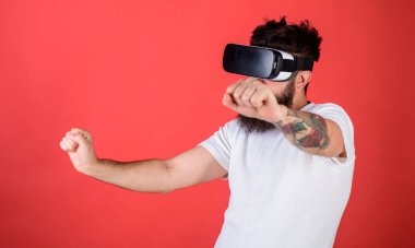 Sanal yarış kavramı. Vr sakallı sürüş motosiklet, kırmızı arka plan gözlük. Sanal gerçeklik yüksek hızda sürüş bisiklet emin yüzündeki hippi. Adam oyun Vr içinde yarış oyunu