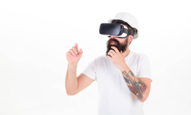 Beyaz arka plan üzerinde izole kask sakallı adam. Acımasız mimar 3d Görselleştirme kullanarak proje bitirme şık sakallı. Sakallı Oluşturucu Vr kulaklık, dijital yenilikler kavramı ile