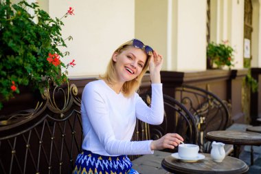 İyi kahve sabah fincan bana enerji giderleri sağlar. Kadın mutlu yüz zarif açık havada kahve Cafe teras vardır. Kız içki kahve her sabah geleneği olarak aynı yerde. Büyük gün başlangıcı