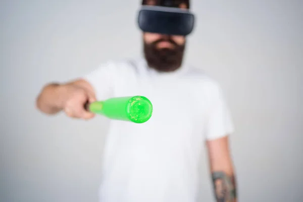 Mannen med skägg i Vr-glasögon håller basebollträ, grå bakgrund. VR sportsman koncept. Kille med Vr-glasögon spela baseball. Hipster koncentrerad ansiktet pekar framåt med bat, selektivt fokus — Stockfoto