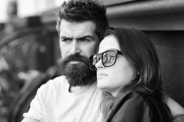 Mujer y hombre con caras serias tienen cita en la cafetería . — Foto de Stock