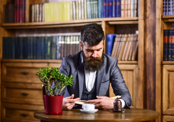 Hombre maduro leyendo . —  Fotos de Stock