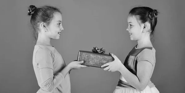 Сёстры с упакованными подарочными коробками делятся подарками на праздник — стоковое фото
