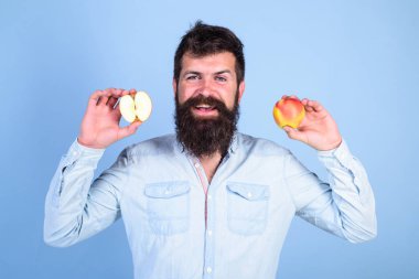 Sağlıklı bir alternatif. Elma hem de sağlıklı alternatif eller. Vitamini beslenme diyet sağlık. Tamamen sağlıklı beslenme kavramı. Sakallı adam gülümseyen elma elinde tutan mavi arka plan